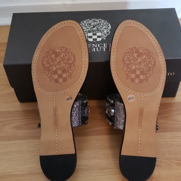 Vince Camuto. Size 8 - Picture 5 of 6